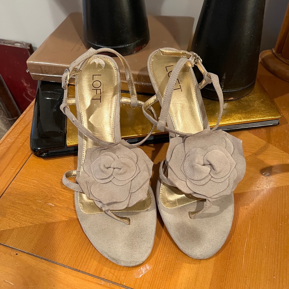 Loft Cream Beige Thong Flower Embellished Sandals Sz 9